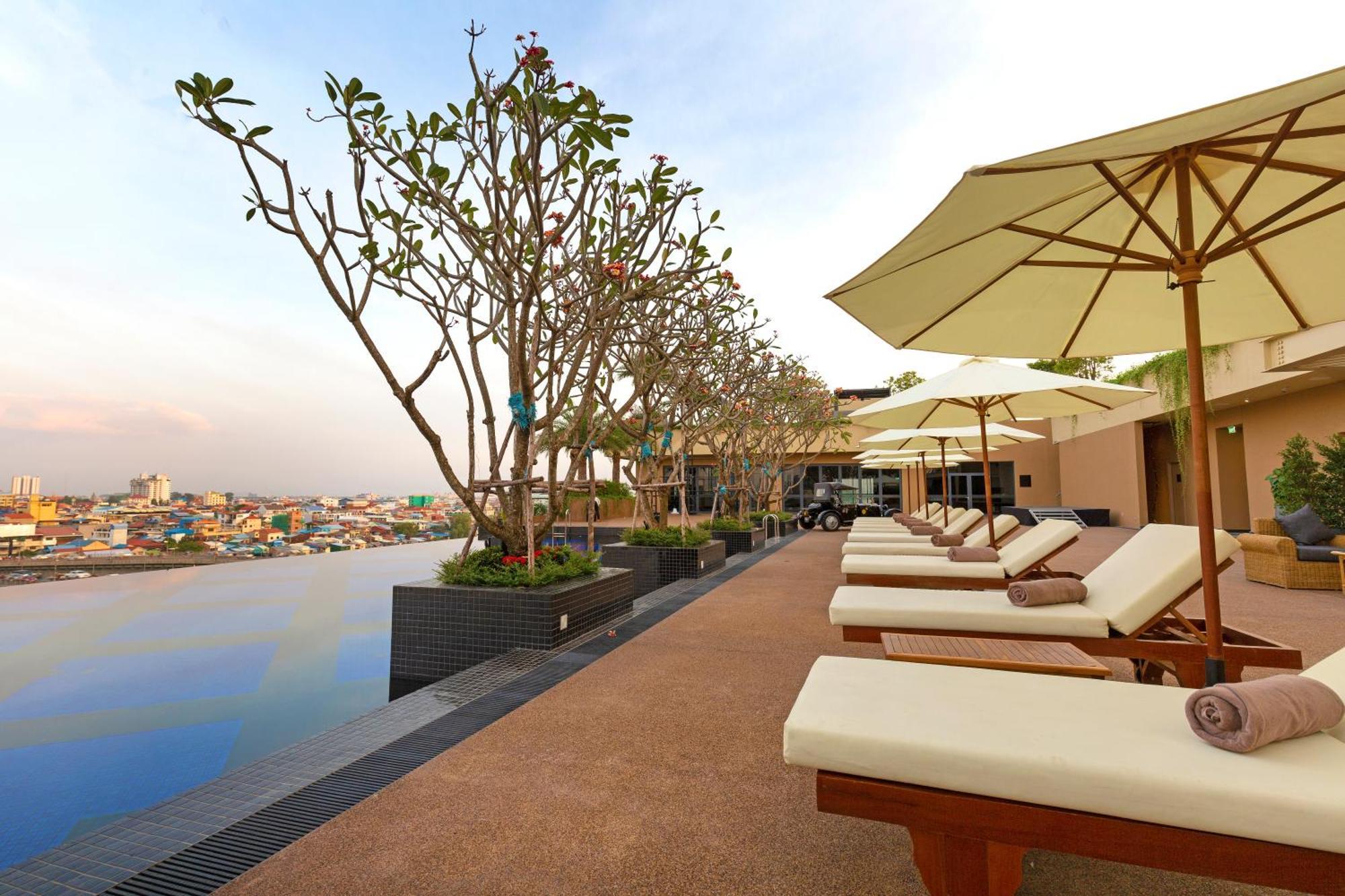 Sun & Moon, Riverside Hotel Phnom Penh Exterior foto