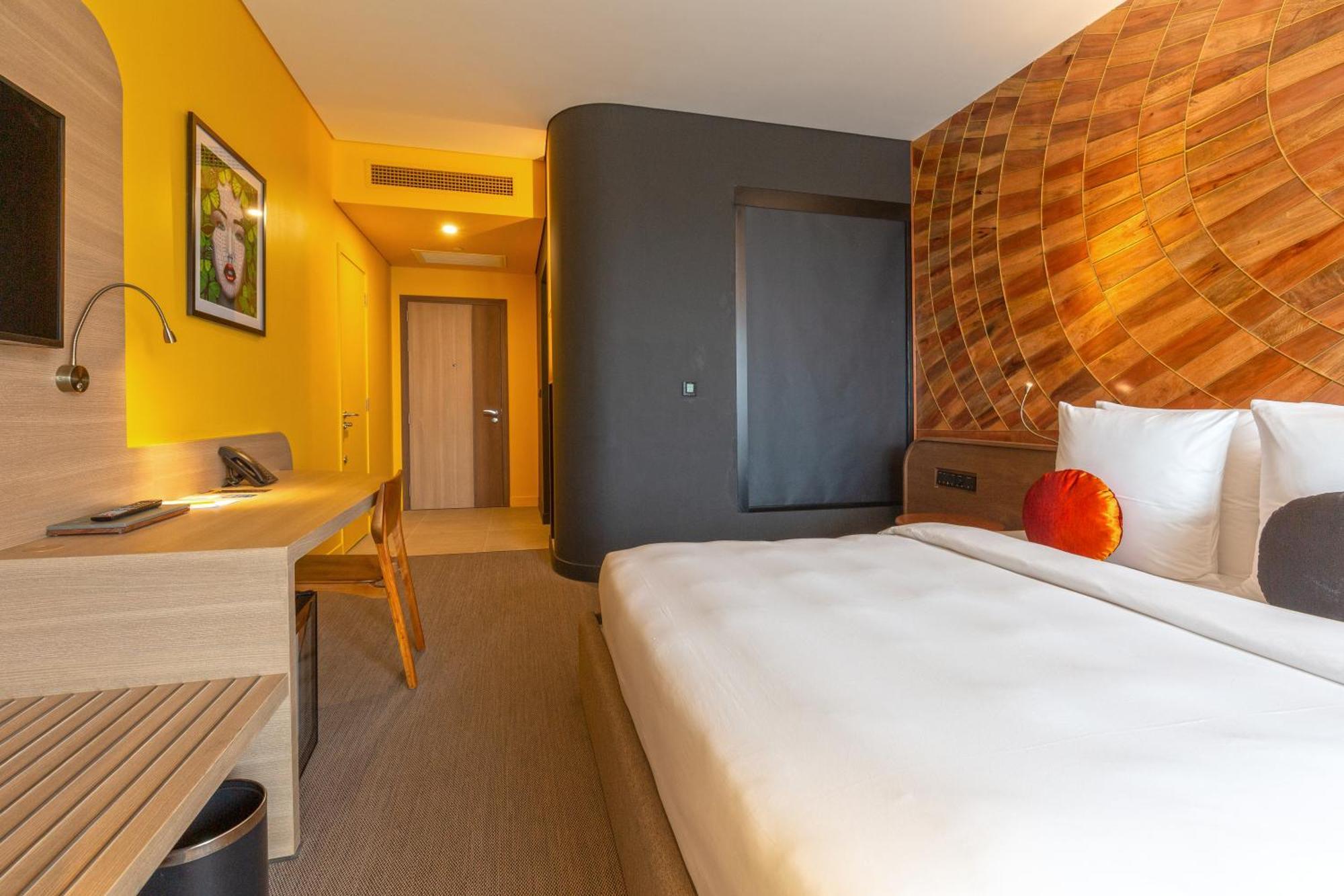 Sun & Moon, Riverside Hotel Phnom Penh Exterior foto