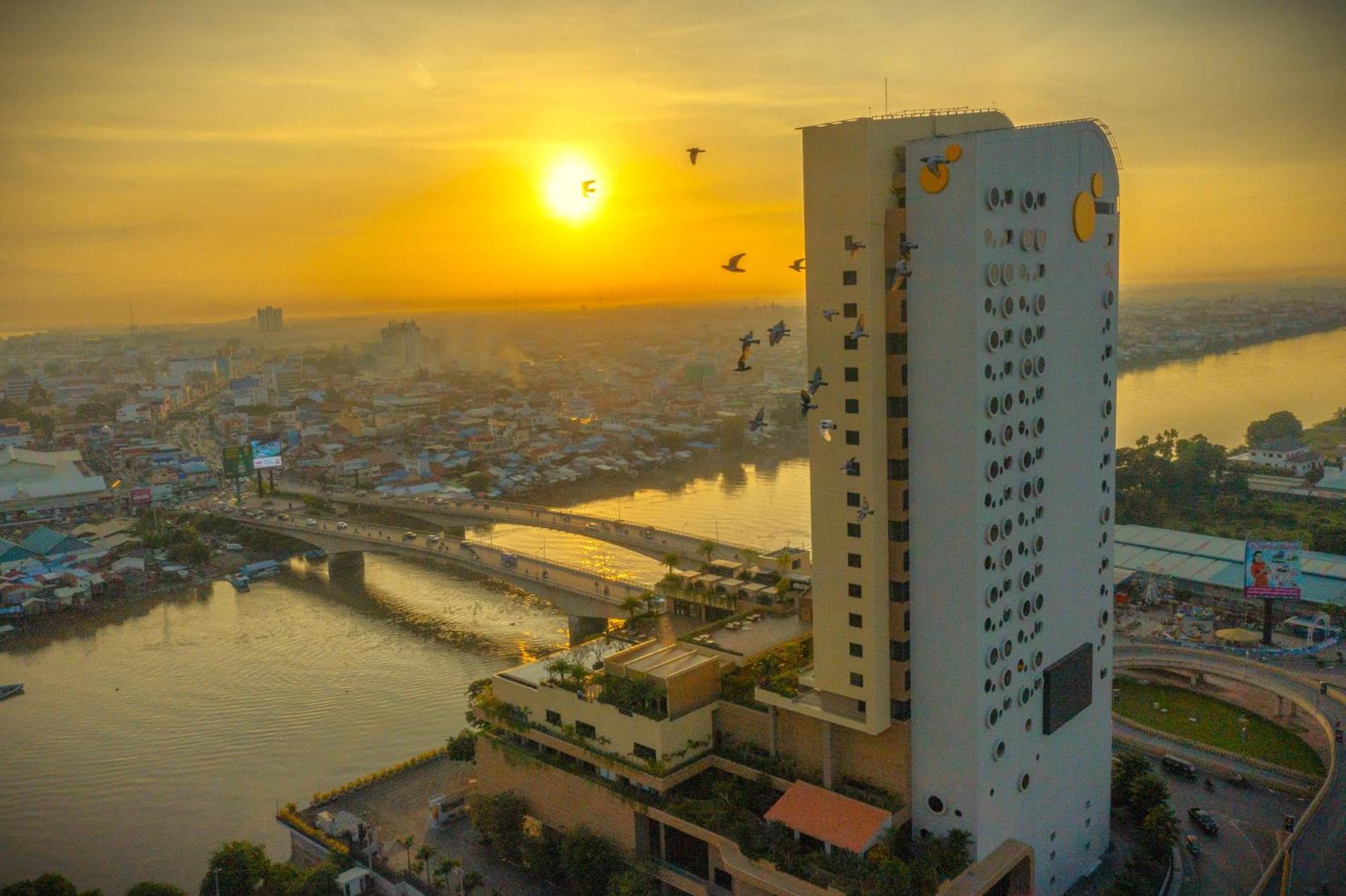 Sun & Moon, Riverside Hotel Phnom Penh Exterior foto
