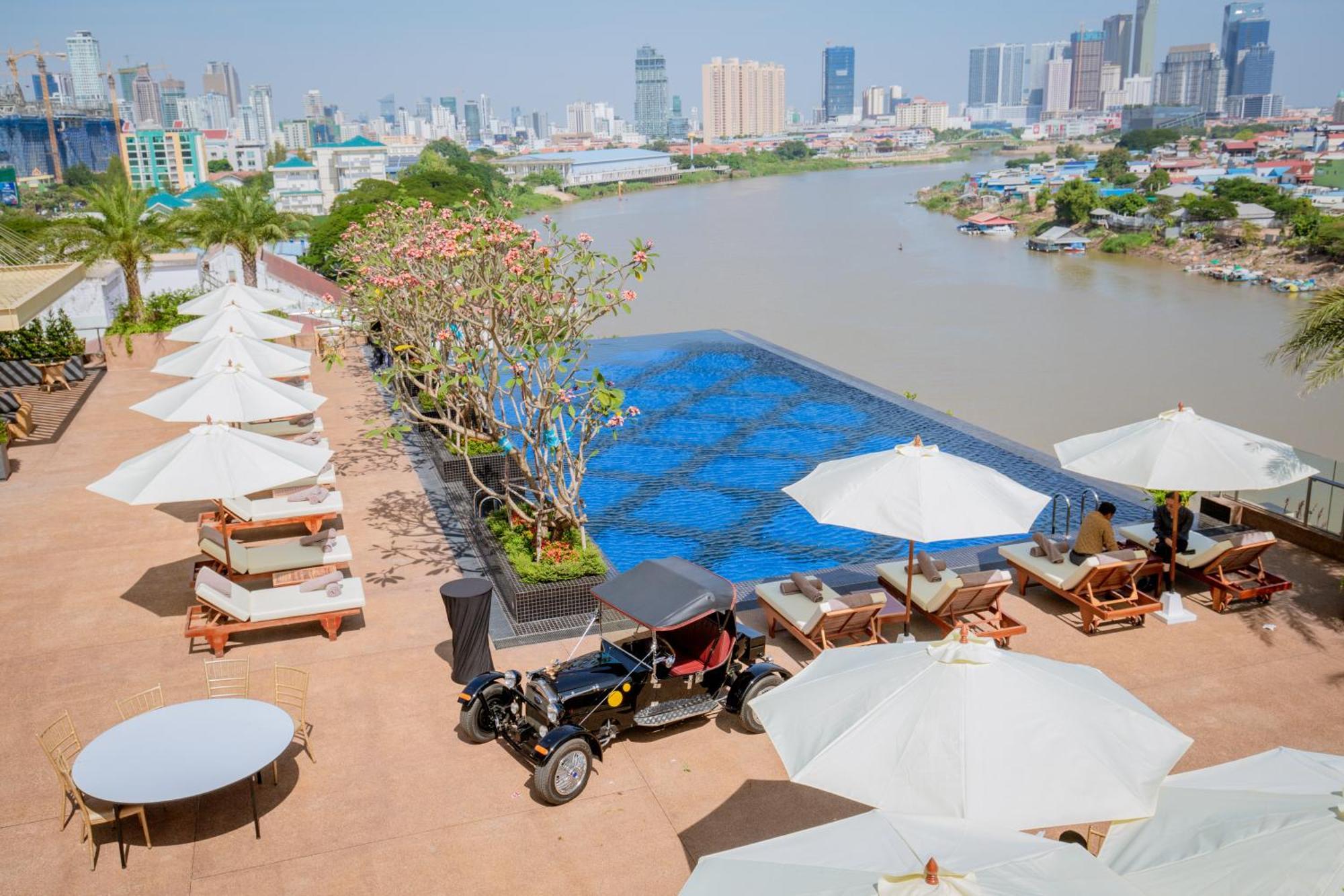 Sun & Moon, Riverside Hotel Phnom Penh Exterior foto