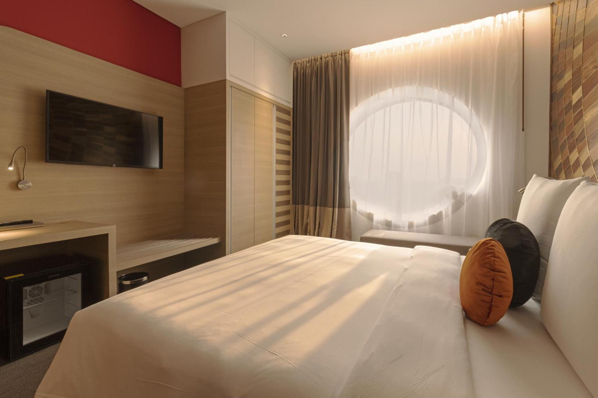 Sun & Moon, Riverside Hotel Phnom Penh Exterior foto