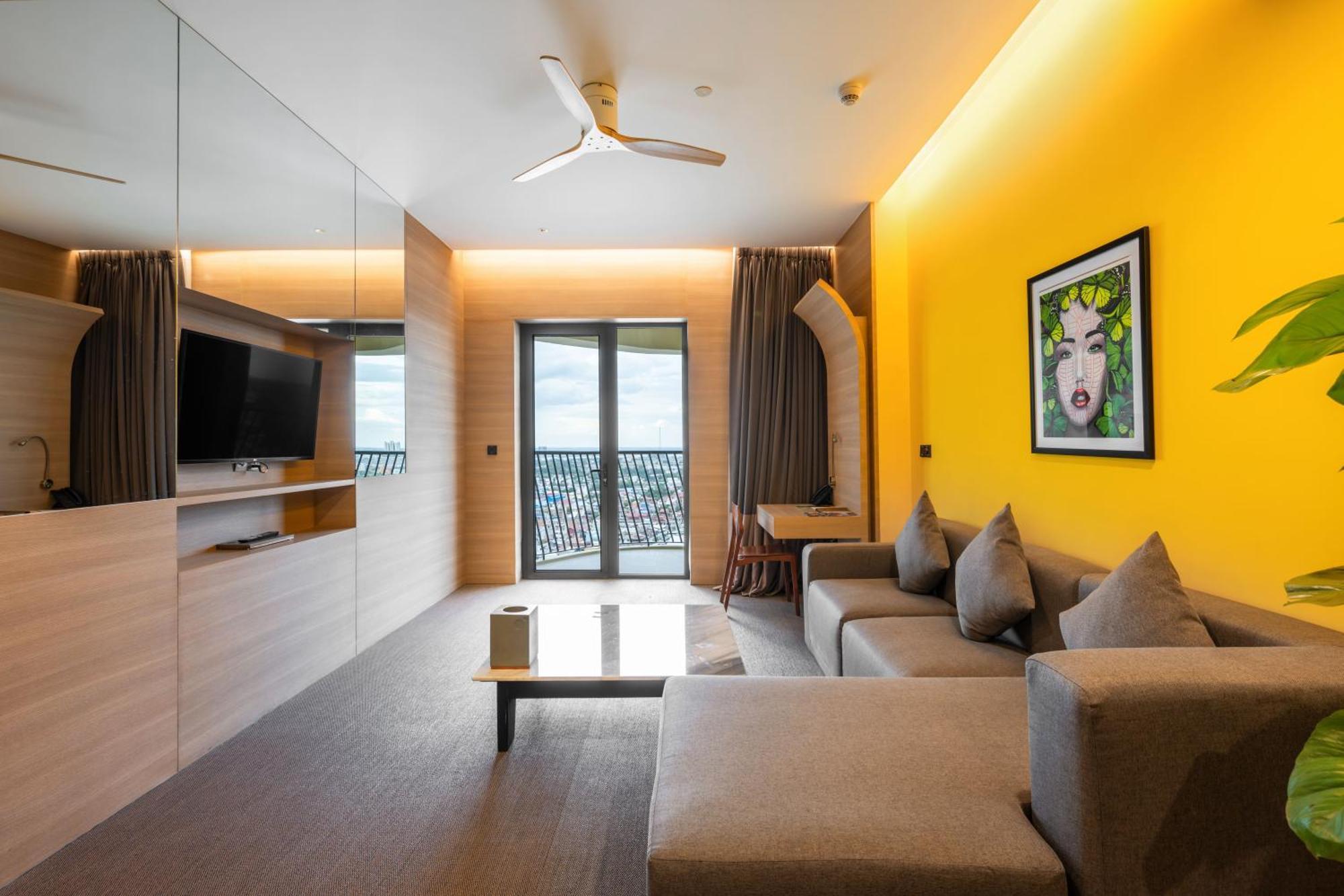 Sun & Moon, Riverside Hotel Phnom Penh Exterior foto