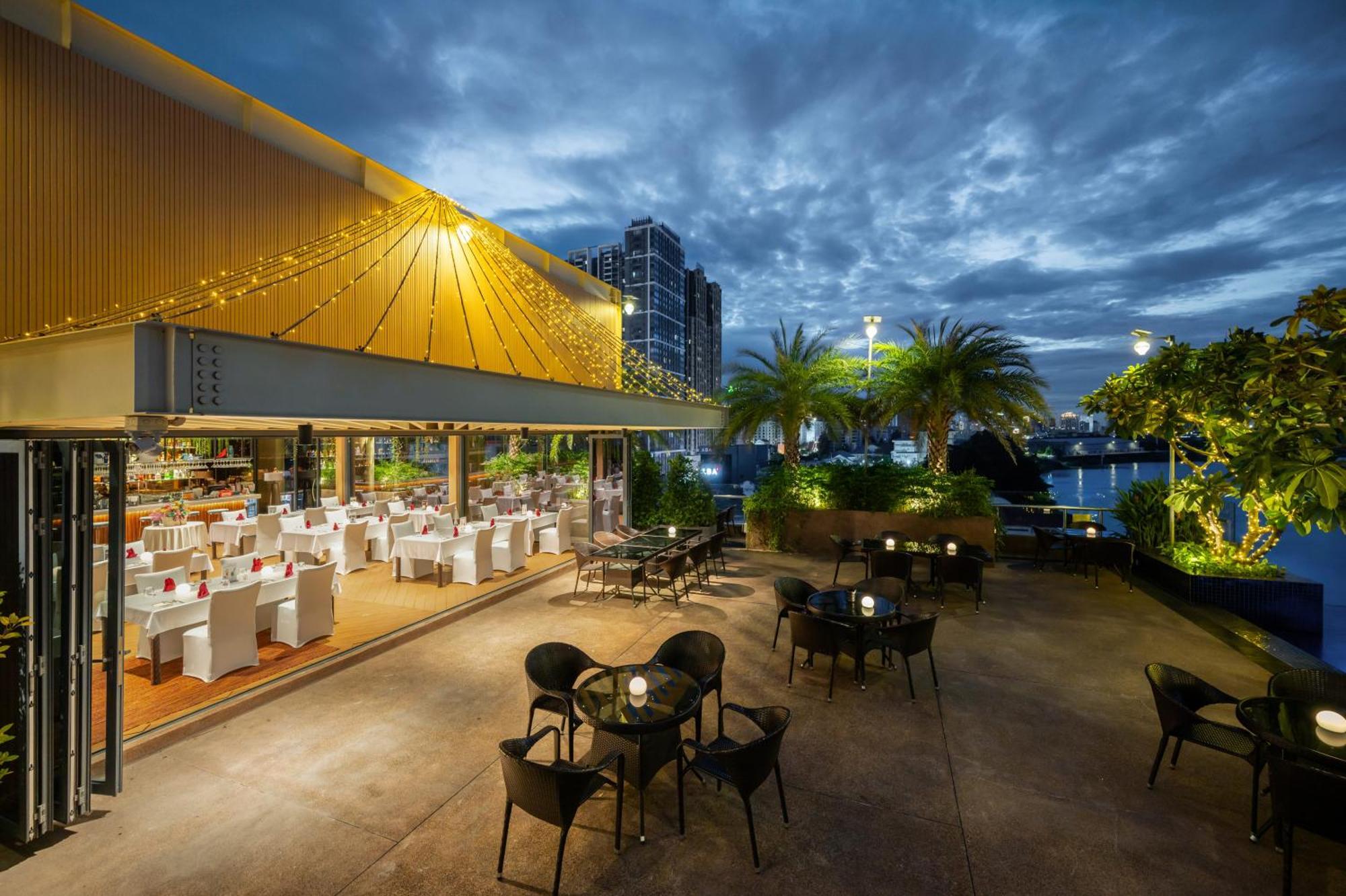 Sun & Moon, Riverside Hotel Phnom Penh Exterior foto